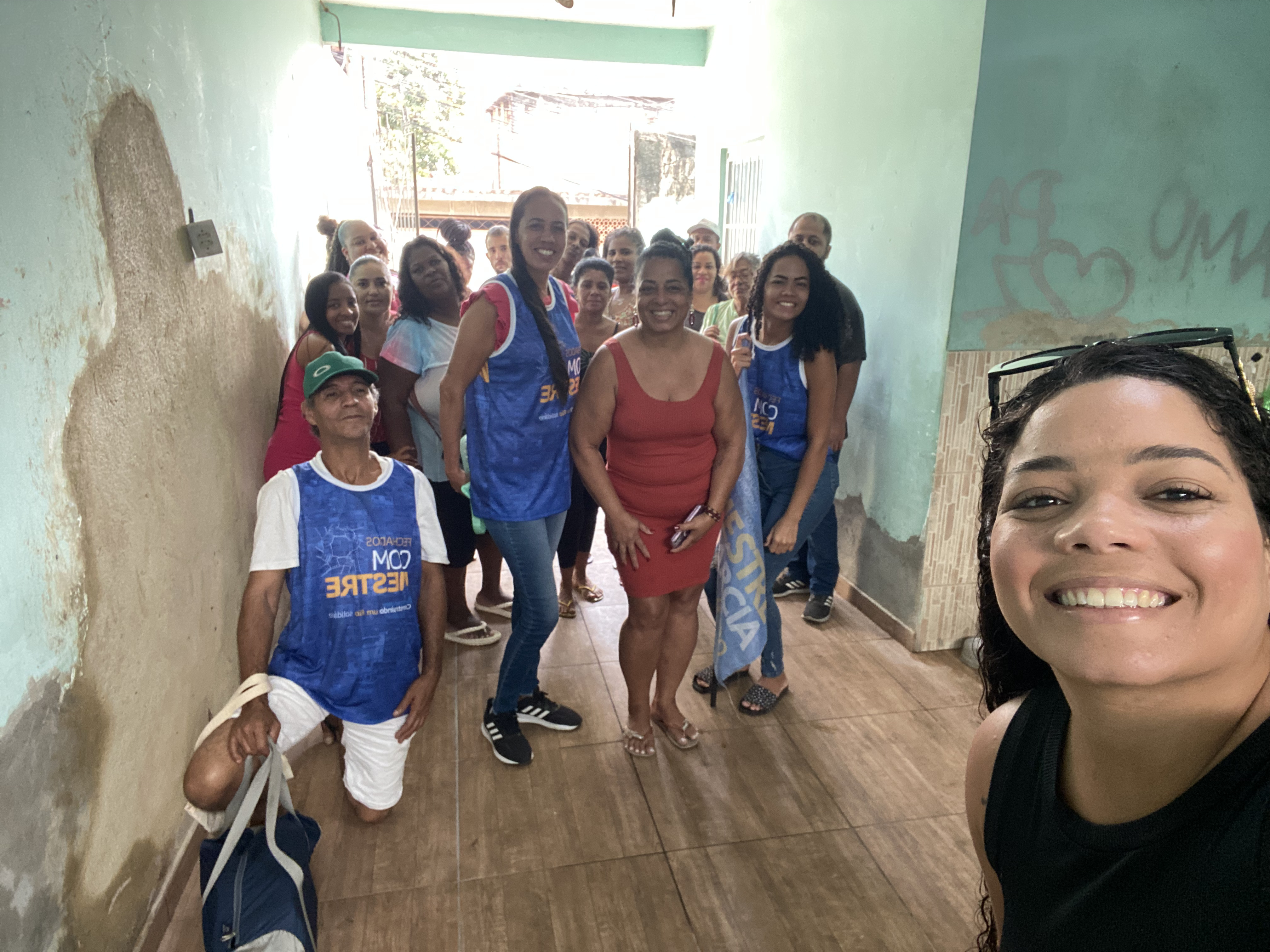 Márcia com a equipe e voluntários do Projeto Mestre da Solidariedade