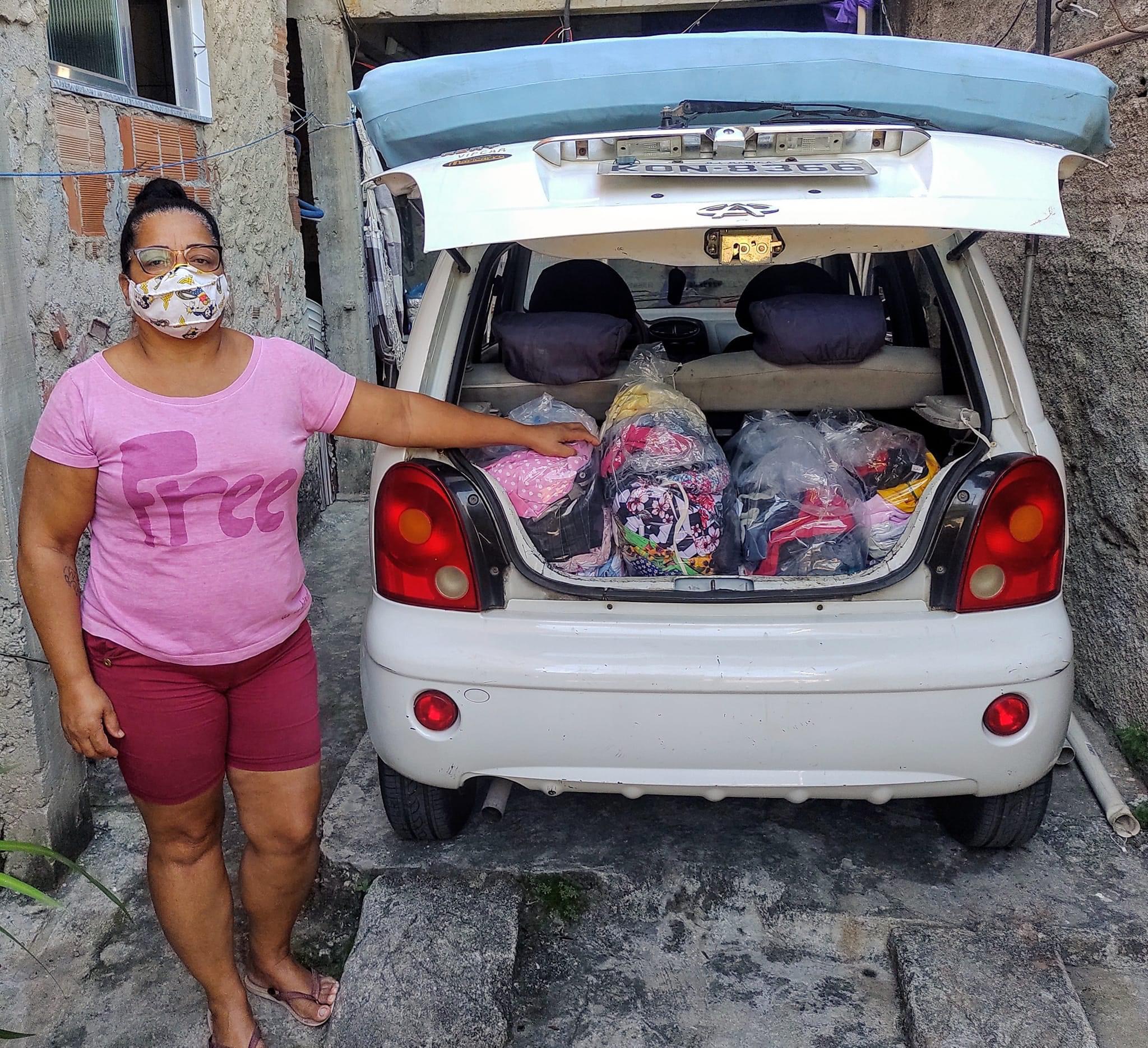 Carro carregado de roupas para distribuição
