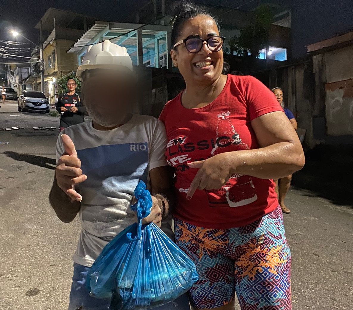 Doação de peixe para trabalhador da comunidade